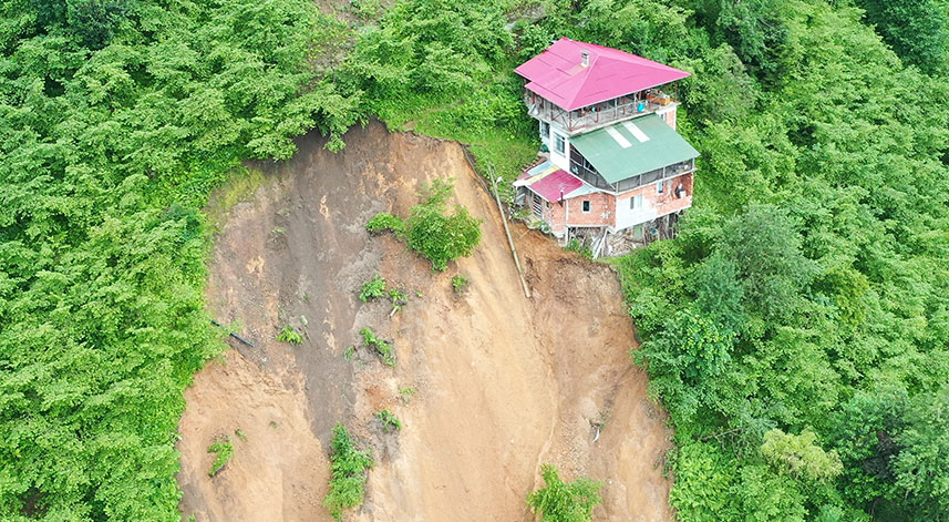 Trabzon'da heyelan nedeniyle 3 ev boşaltıldı