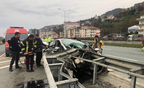 Otomobil bariyere saplandı; emekli öğretmen öldü, 1 yaralı