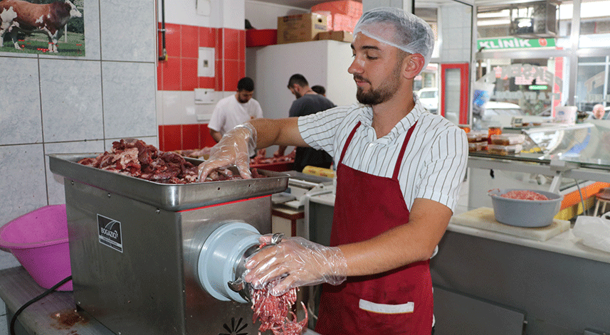 Havza'da kasap ve şarküterilerde kıyma mesaisi devam ediyor