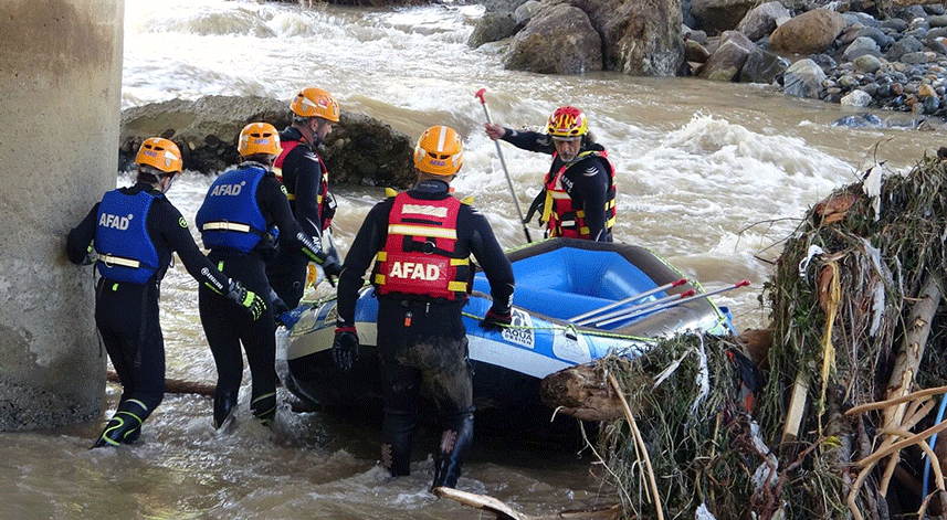Giresun'da kulübesi heyelan altında kalan kişiyi arama çalışmaları sürüyor