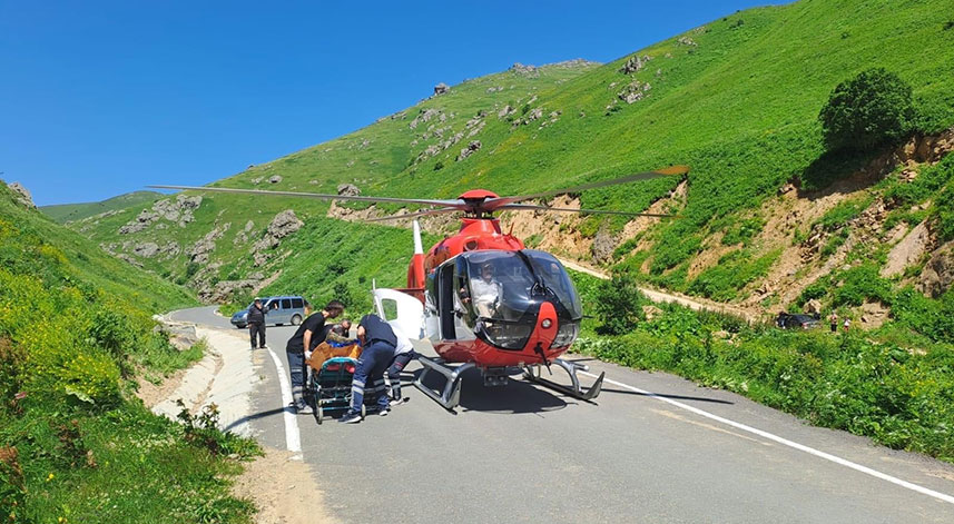 Trabzon'da kalça protezi çıkan hasta ambulans helikopterle hastaneye ulaştırıldı