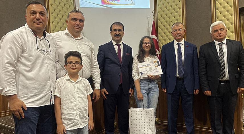 Artvin'de LGS'de başarılı olan öğrenciler ödüllendirildi