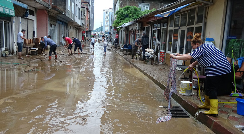 Selin vurduğu Piraziz ilçesinde temizlik çalışmaları başladı