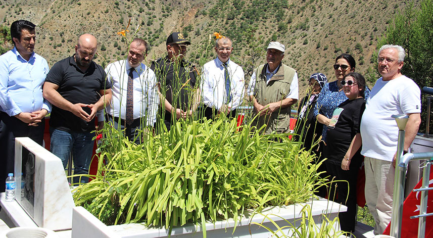Artvin Valisi Doruk, 15 Temmuz şehitleri Acar ve İnce'nin ailelerini ziyaret etti