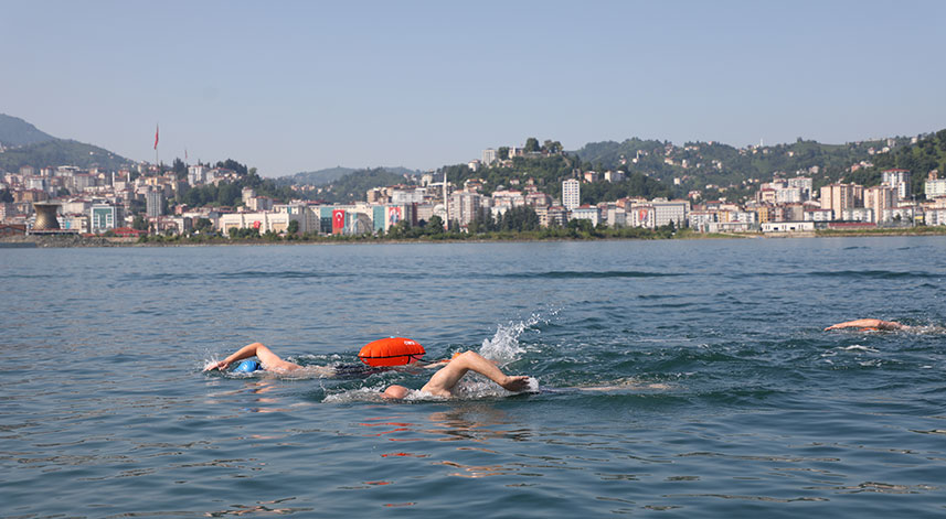Rize'de 16 kişilik grup 15 Temmuz Şehitleri anısına 4 kilometre yüzdü