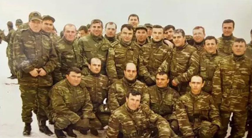 Rizeli ünlü şarkıcının asker arkadaşı görenleri şaşırttı