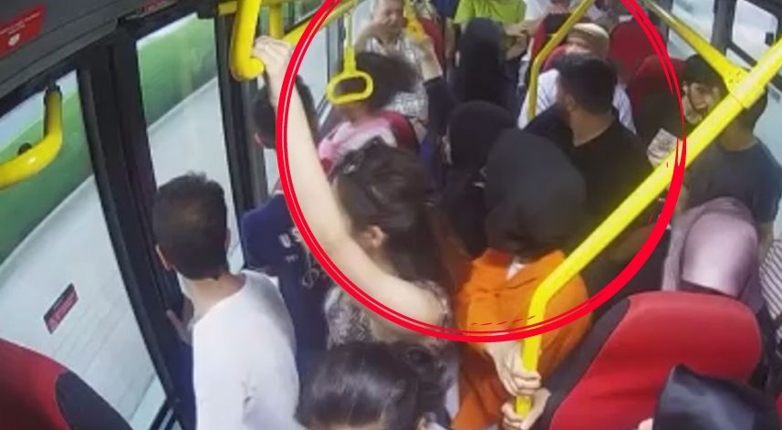 Otobüsteki tesettürlü kıza hakaret eden kadına yolculardan tokat gibi cevap