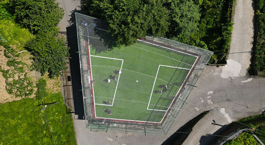 Gençler çay alım yerinin damında yapılan halı sahada futbol oynuyor