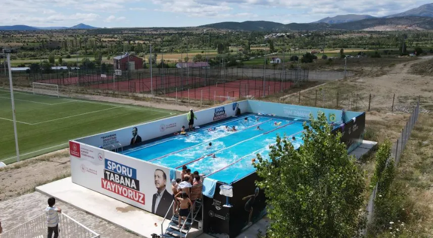 Gümüşhane’nin ilçelerindeki portatif havuzlarda yüzmeyi öğreniyorlar