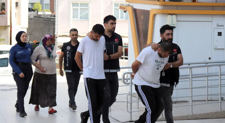 Ticari taksi ile kente uyuşturucu getirmek isteyen 3 zanlıdan biri tutuklandı