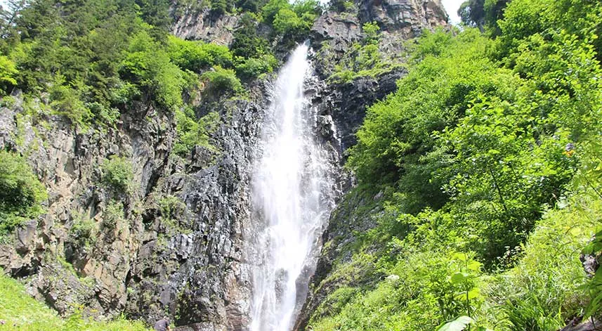 120 metreden akan şelale görenleri büyülüyor