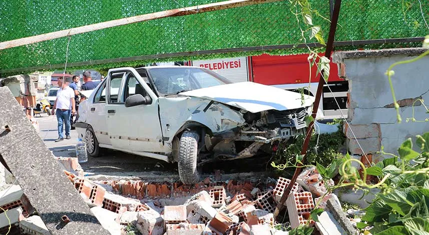 Samsun'da otomobil ile hafif ticari aracın çarpışması sonucu 3 kişi yaralandı