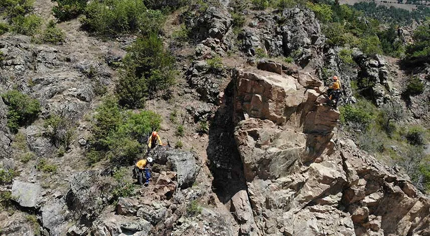 Gümüşhane’de yol kenarında felakete davetiye çıkaran devasa kayalar dağcılar tarafından düşürülüyor
