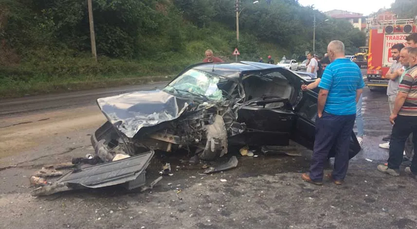 Trabzon’da tur otobüsü ile otomobil çarpıştı: 3 yaralı
