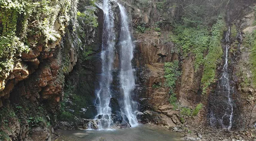 Buz gibi suları ve serinleten havasıyla Çağlayandibi Şelalesi ziyaretçilerini bekliyor