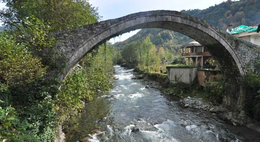 Tarihi ve estetiğiyle büyüleyen yapı Çağlayan köprüsü