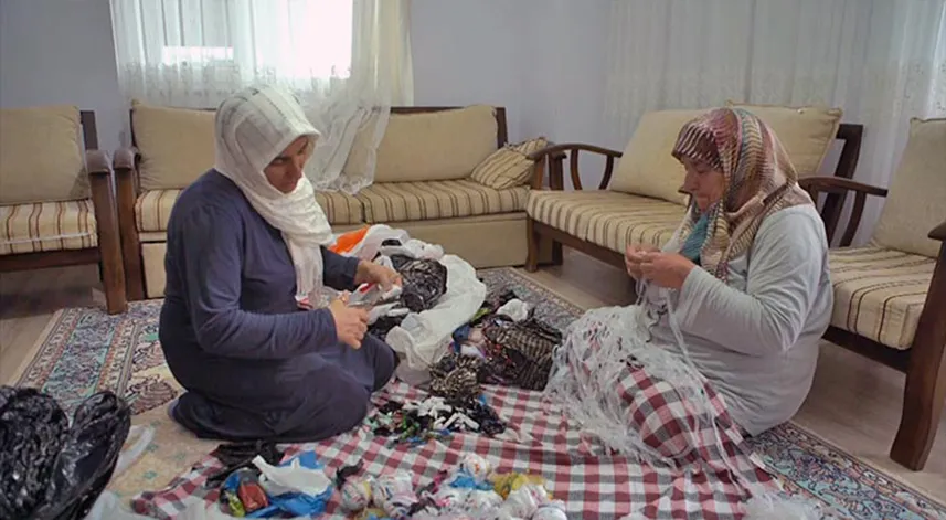 Çay çöpünden kilim elbise yapıyorlar 