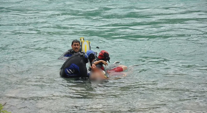 Serinlemek için denize giren öğretmen boğuldu