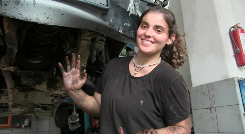 Babasının oto tamirhanesine oyun oynamak için gitti, motor ustası oldu