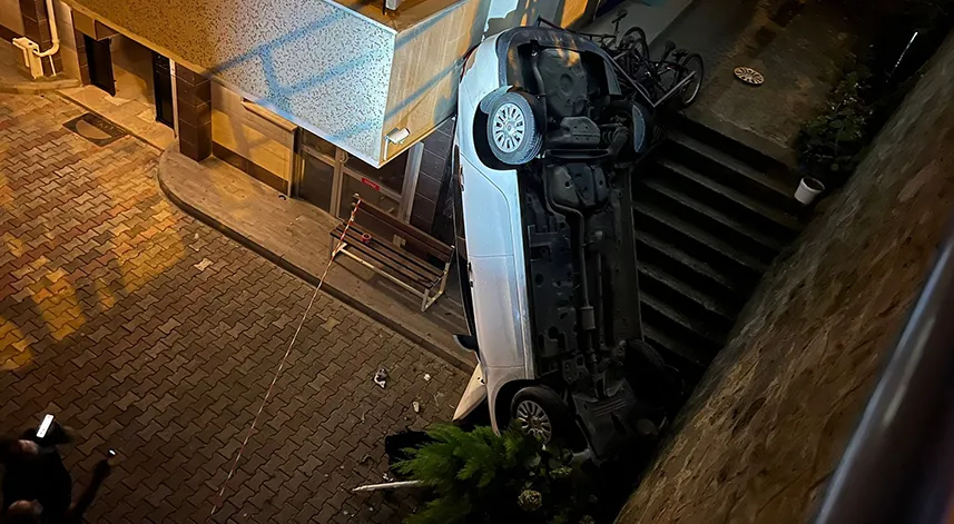 Otomobil yol ile apartman arasındaki boşluğa düştü: 2 yaralı