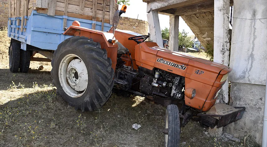 Yakıt doldurduğu traktörün altında kalarak can verdi