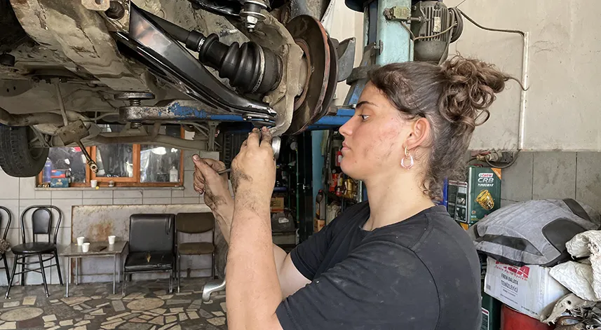 Artvinli Azra yaz tatilini oto tamircisi babasıyla çalışarak değerlendiriyor