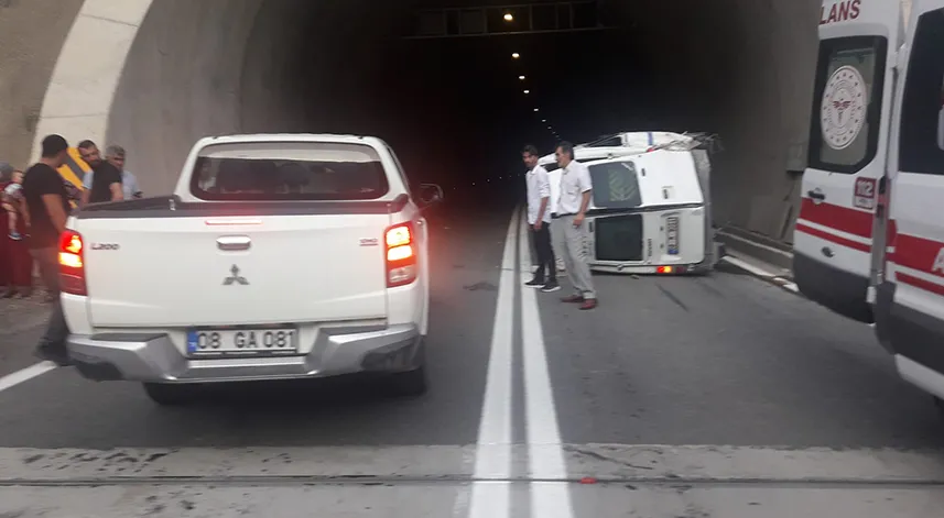 Artvin'de minibüs devrildi: 11 yaralı