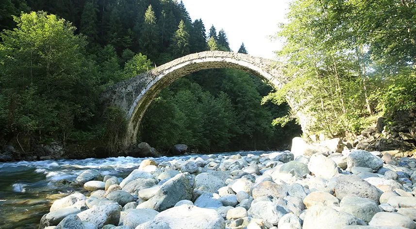 Rize'nin tarihi ortan köprüsü göz dolduruyor