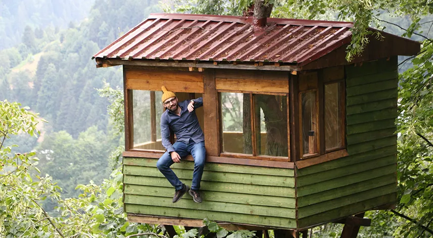 Rizeli öğretmen tatilini ağacın üzerine yaptığı evde geçiriyor