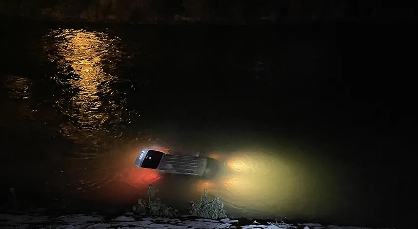 Artvin'de otomobilin nehre düştüğü kazada 2 kişi yaralandı