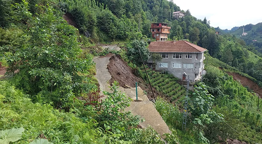 Heyelanda evine toprak dolan vatandaş: 