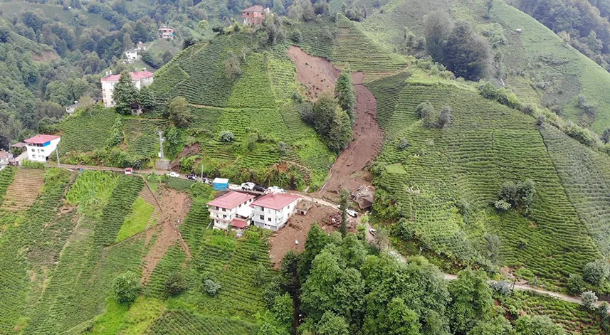 Çayeli’nde 11 evin boşaltılmasına neden olan heyelan havadan görüntülendi