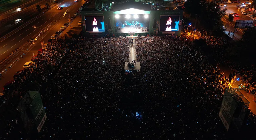 Şarkıcı Göksel, Sümela Kültür Yolu Festivali'nde konser verdi