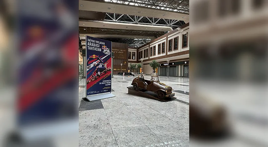 Tahta araba havalimanında sergileniyor