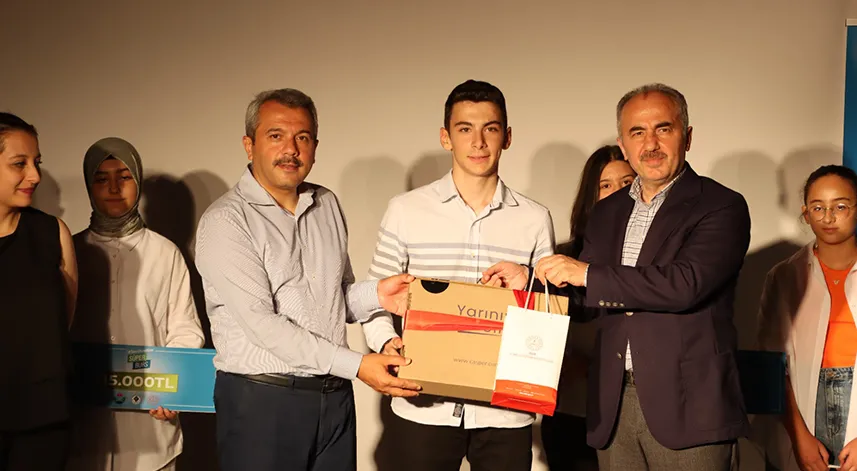 Rize'de başarılı öğrenciler ödüllendirildi