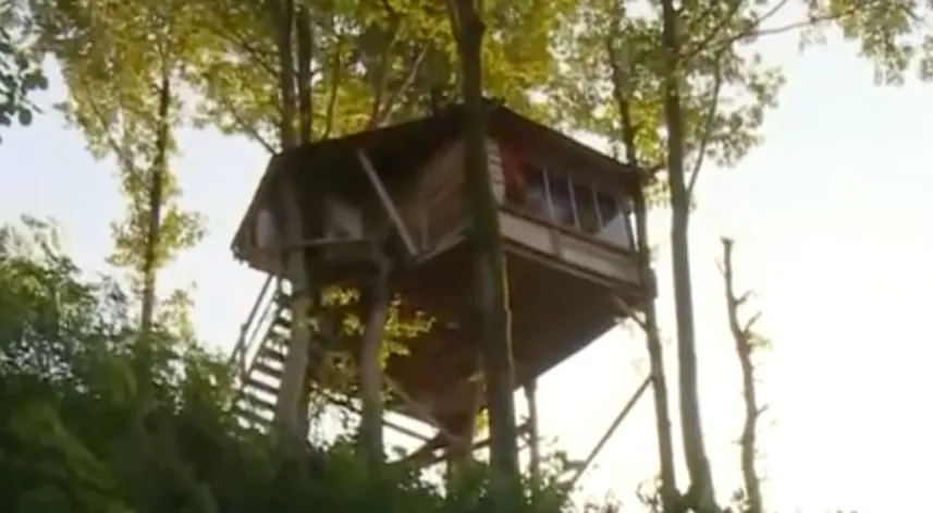 Rizeli baba oğluna karne hediyesi için ağaç ev yaptı 