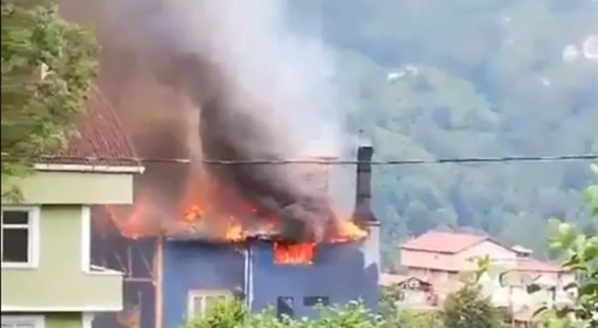 Güneysu'da fabrika yangını