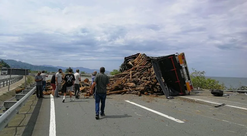 Rize'de odun yüklü tır ile minibüs çarpıştı