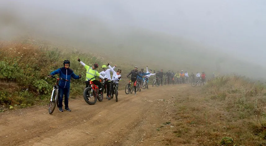 Vangölü Aktivistleri dünyanın en tehlikeli yolunda bisiklet sürdüler
