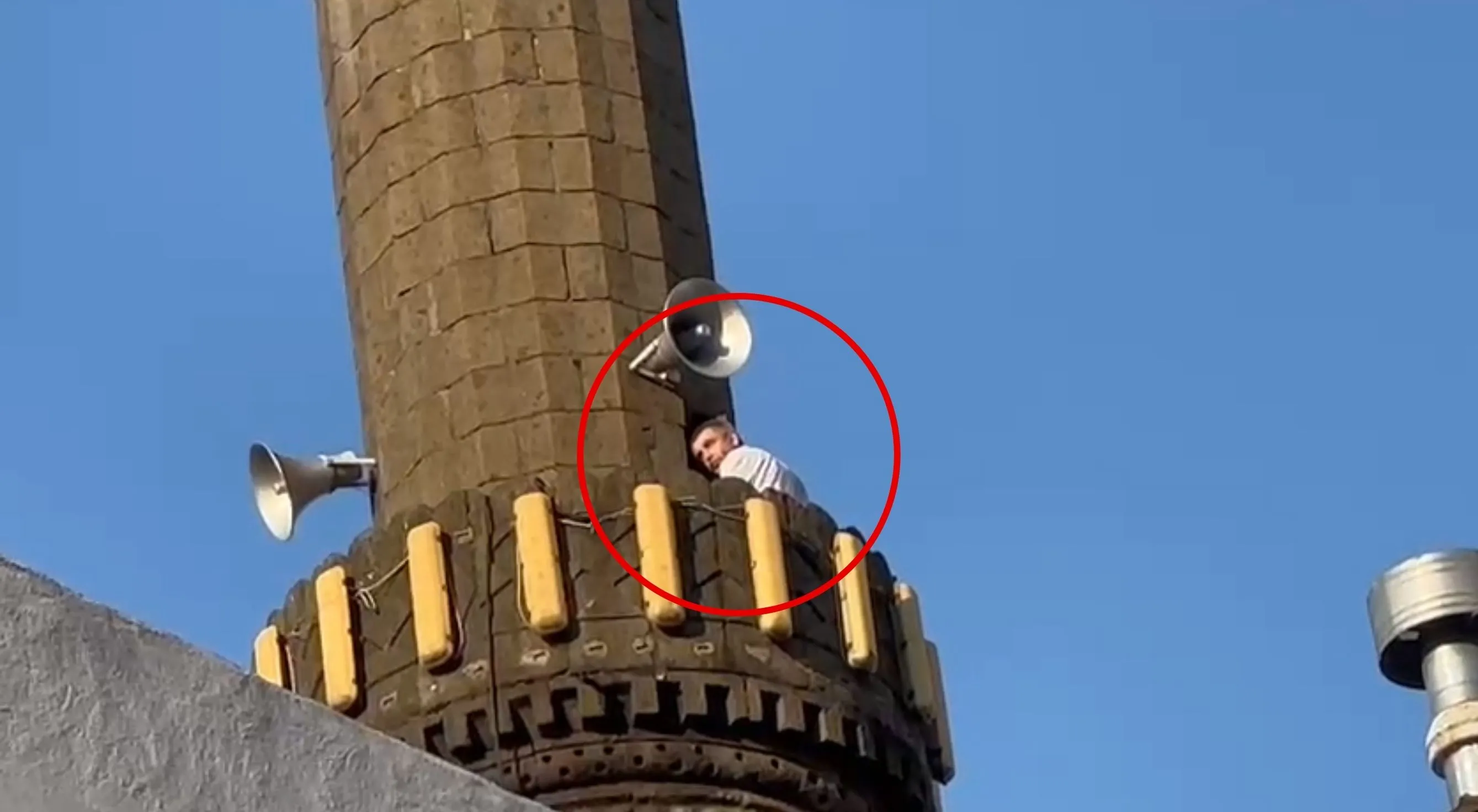 Rize'de minareye çıkan şahıs intihara kalkıştı