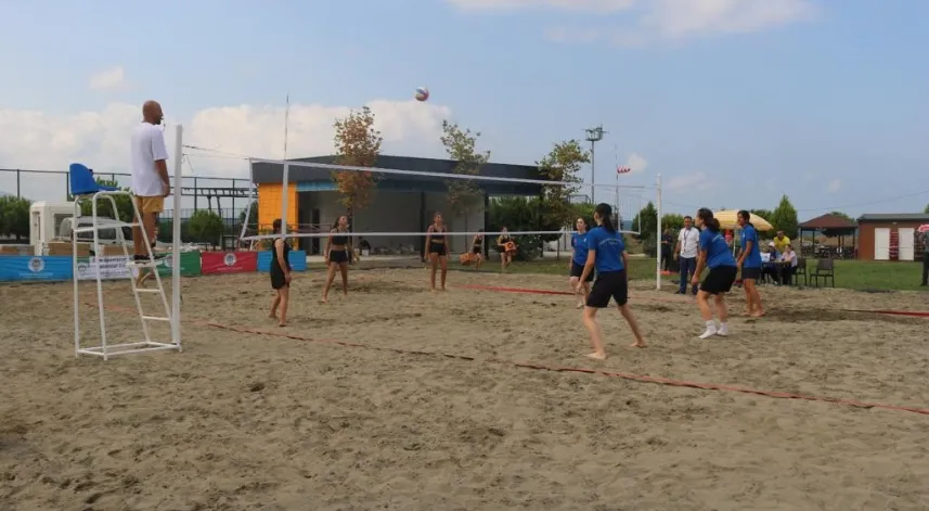 Akçaabat'ta plaj voleybolu heyecanı başladı