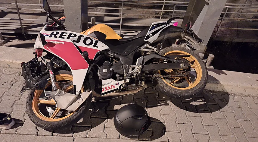 Samsun'da hafif ticari araca çarpan motosikletteki 2 kişi yaralandı