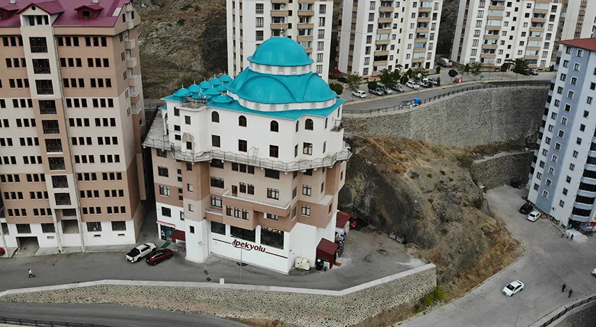 Gümüşhane’de 6 katlı apartman cami görenleri hayrete düşürüyor
