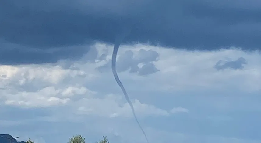 Doğu Karadeniz'de yükseklerde kar, sahillerde hortum görüldü