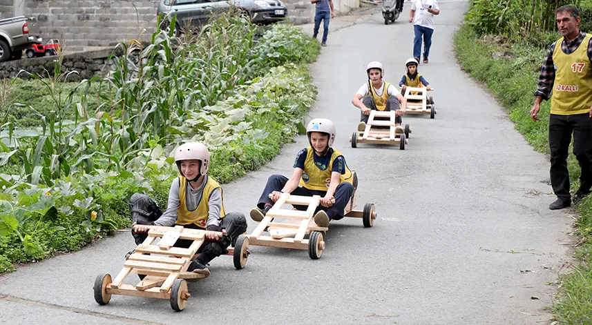 Rize'de tahta arabalar Laz Ralli'de yarıştı
