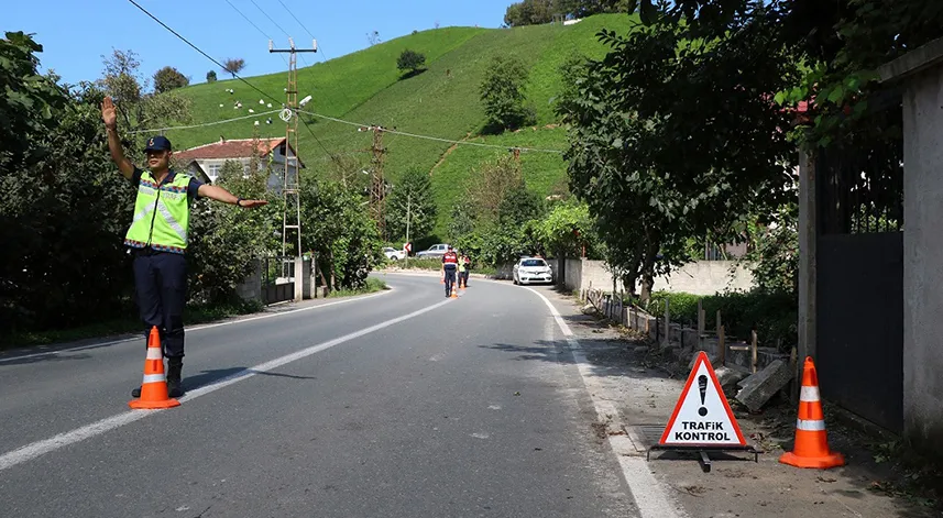 Rize'de jandarma ekiplerinden trafik denetimleri