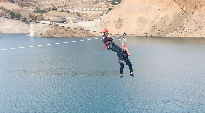 Yusufeli Belediye Başkanı Eyüp Aytekin, zipline yaparken mahsur kaldı