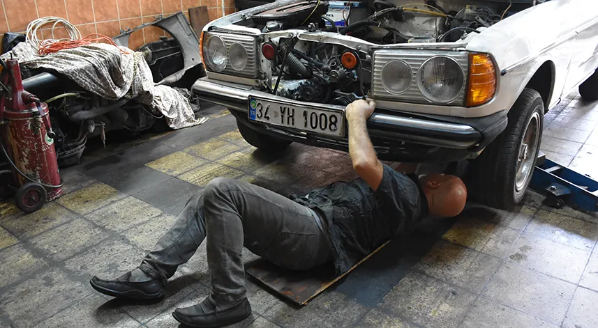 Trabzonlu usta 45 yıldır aynı marka otomobilleri tamir ediyor
