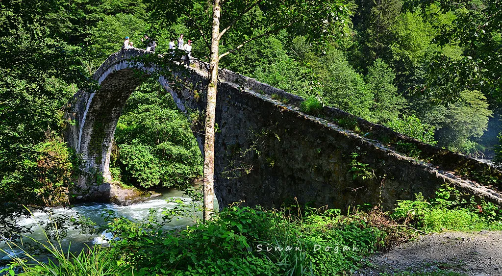 Rize'nin tarihi ortan köprüsü doğal güzelliğiyle dikkat çekiyor