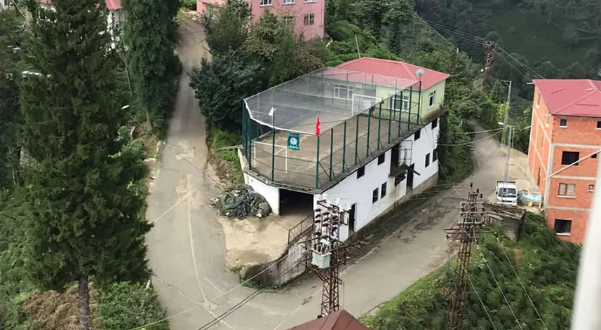 Yaş çay alım yerinin üzerine futbol sahası inşa ediliyor